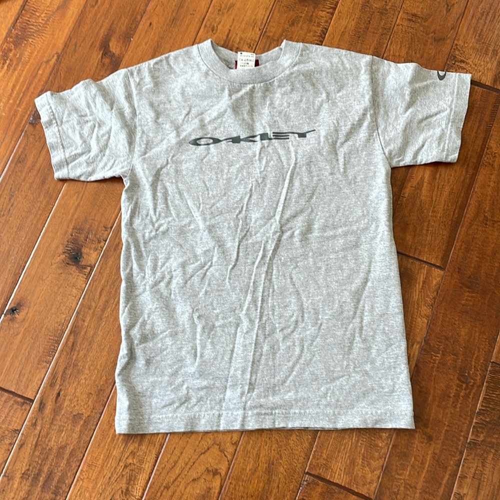 Oakley tee size small